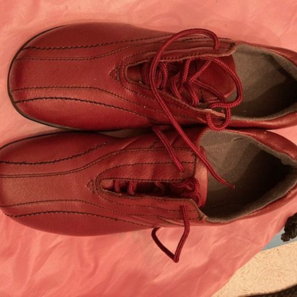 NWOT. Brown Leather lace-up woman's shoes. Size 6. Nice design